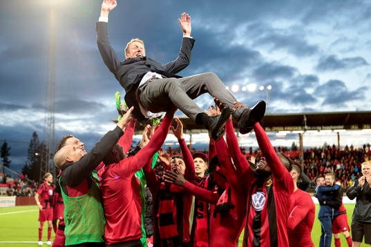 Östersunds spelare hissar tränare Graham Potter
