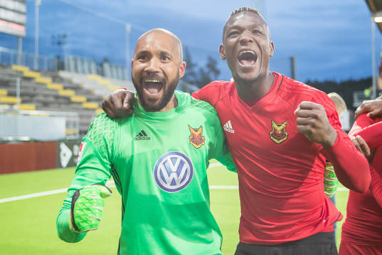 Östersunds målvakt Aly Keita och Alhaji Gero  jublar