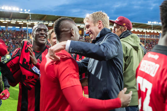 Östersund tränare Graham Potter kramar om Östersunds