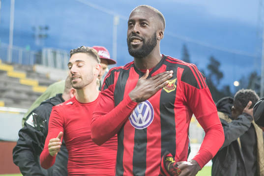 Östersunds Ronald Mukiibi tackar publiken