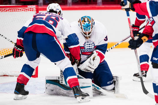 All Stars Stockholms Erik Gustafsson plockar pucken ur