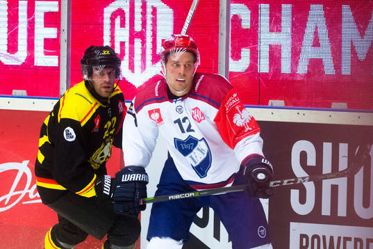 Jörgen Sundqvist of Brynäs and Juhani Tyrväinen of