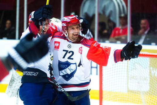 Patrik Carlsson of Helsinki celebrates with teammateJuha