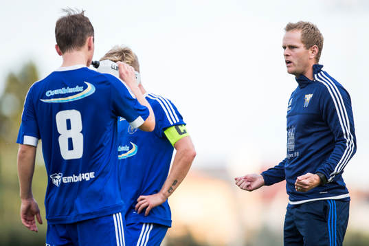 Wormos Ludvig Hegdal (ryggen mot kameran) och tränare