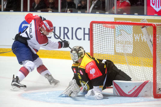 Juha-Pekka Haataja of Helsinki and målvakt David Rautio of