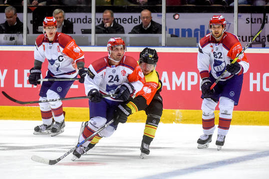 Ryan O'Connor of Helsinki and Daniel Paille of Brynäs
