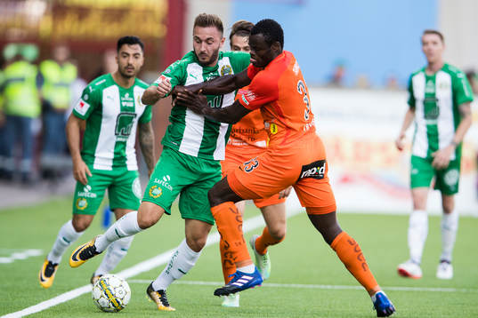 Hammarbys Muamer Tankovic i kamp om bollen med AFC