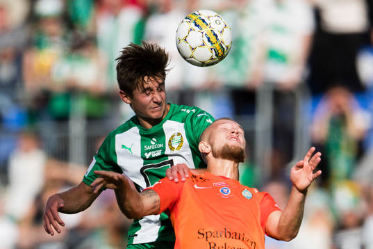 Hammarbys Leo Bengtsson i en nickduell med AFC Eskilstunas