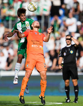 Hammarbys Leo Bengtsson i en nickduell med AFC Eskilstunas