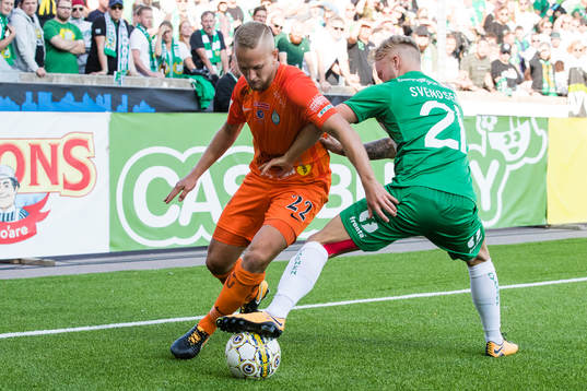 AFC Eskilstunas Alexander Michel i kamp om bollen med