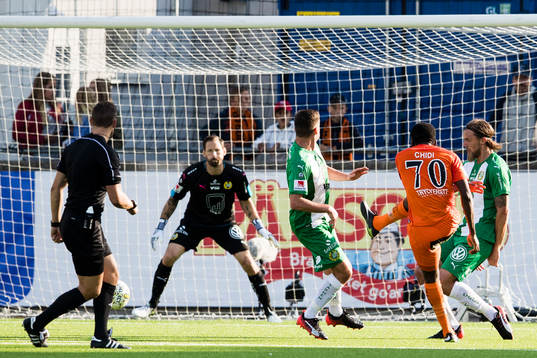 AFC Eskilstunas Chidi Omeje med ett skott förbi Hammarbys