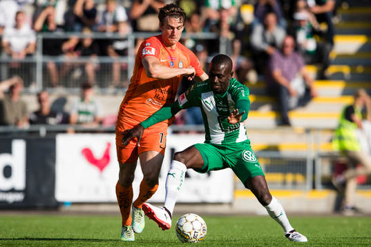 AFC Eskilstunas AFC Eskilstunas Andrew Fox i kamp om bollen