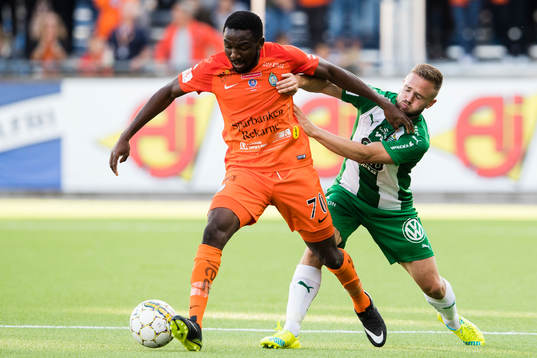 AFC Eskilstunas Chidi Omeje i kamp om bollen med Hammarbys