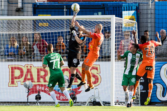 Hammarbys målvakt Johan Wiland med en räddning i en duell