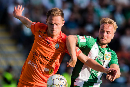 AFC Eskilstunas Simon Alexandersson i kamp om bollen med