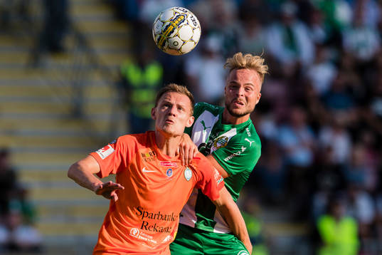 AFC Eskilstunas Simon Alexandersson i kamp om bollen med