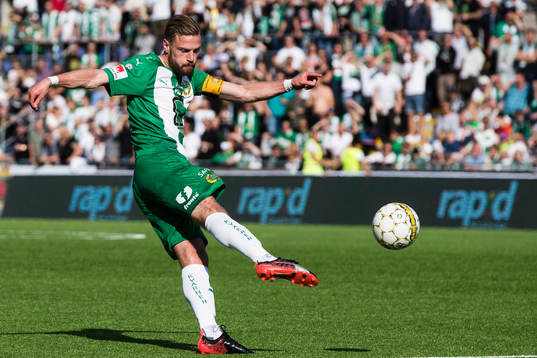 Hammarbys Arnór Smárason med ett skott