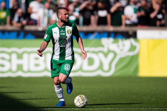 Hammarbys Mads Fenger Nielsen med bollen
