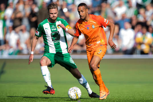 Hammarbys Arnór Smárason i kamp om bollen med AFC