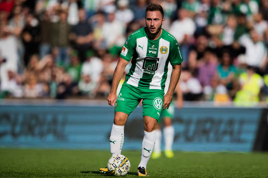 Hammarbys Muamer Tankovic med bollen