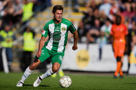 Hammarbys Leo Bengtsson med bollen