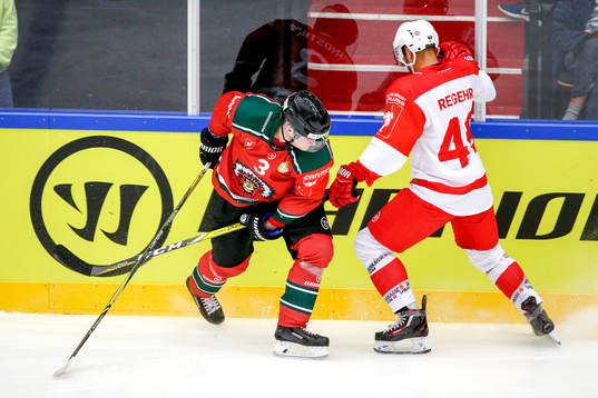 Frölundas Carl Grundström och Klagenfurts Richard Regehr