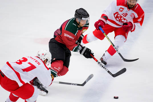 Frölundas Ryan Lasch mellan Klagenfurts Philipp Kreuzer