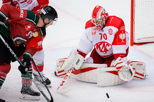 Klagenfurts målvakt Tomas Duba räddar ett skott från