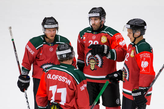 Frölundas Joel Lundqvist pratar med Ryan Lasch, Max