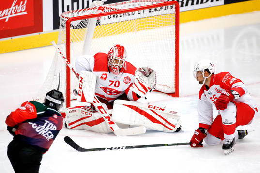 Frölundas Ryan Lasch skjuter mot Klagenfurts målvakt