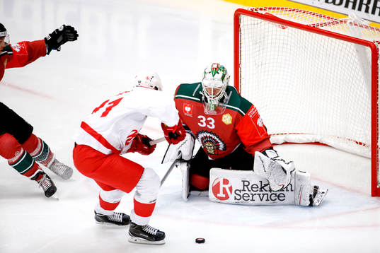 Klagenfurts Marco Richter och Frölundas målvakt Johan