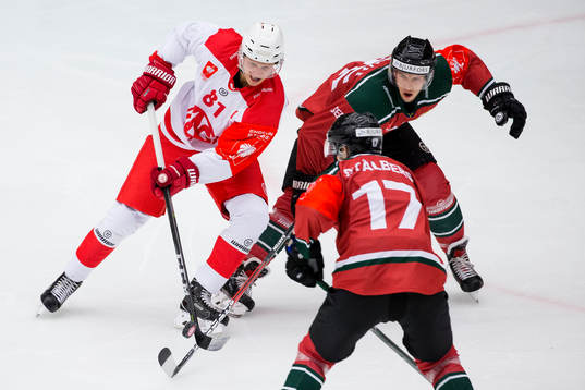 Klagenfurts Marco Richter mot Frölundas Matt Donovan och