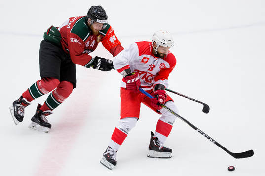 Frölundas Pontus Widerström försöker stoppa Klagenfurts