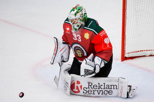 Frölundas målvakt Johan Mattsson räddar ett skott