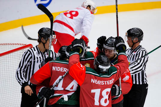 Frölundas Pontus Widerström omfamnas