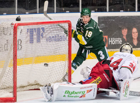 Björklövens Austin Farley gör 1-4 bakom Modos målvakt