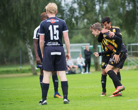 Eliott Nilsson grattas i matchen för juniorer mellan IFK