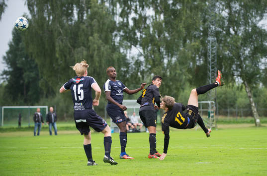 IFK Hässleholms Eliott Nilsson brassesparkar i mål i