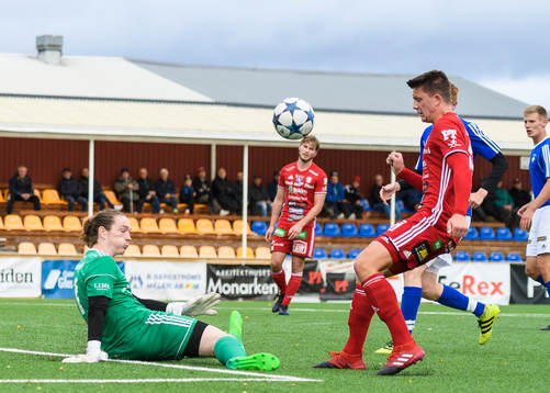 Östersunds målvakt Andrew Robert Mills räddar ett skott
