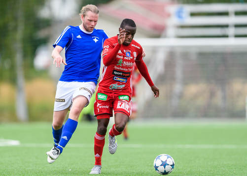 Piteås Moses Duckrell jagas av Östersunds Tom Perman