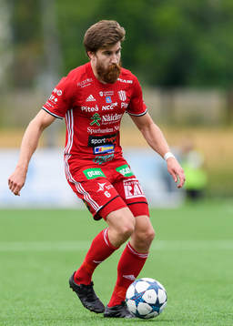 Piteås Joachim Olofsson med bollen