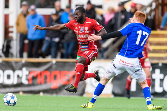 Östersunds Marcus Svärd försöker stoppa Piteås Samuel