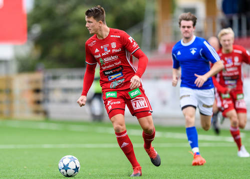 Piteås Joel Edström med bollen