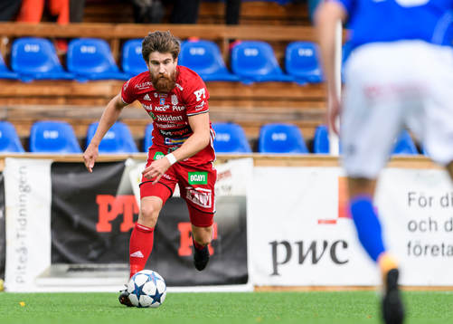Piteås Joachim Olofsson med bollen
