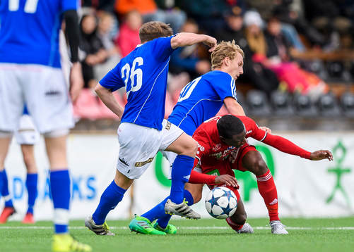 Piteås Moses Duckrell blir stoppad av två