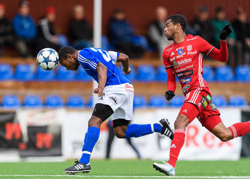 Östersunds Lewis Whiteley nickar bort bollen framför