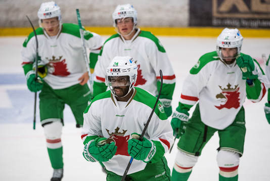 Rögles Edwin Hedberg jublar med lagkamrater