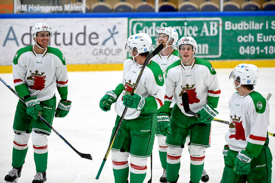 Rögles Rasmus Sandin jublar med lagkamrater