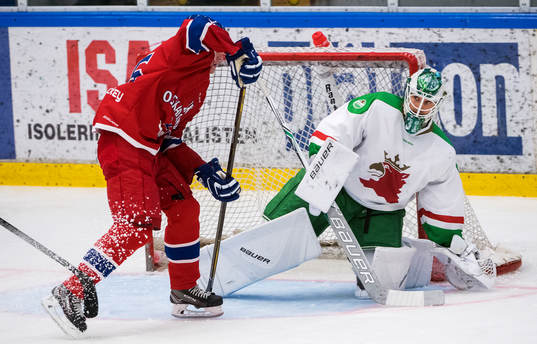 Oskarshamns Tom Hedberg och Rögles målvakt Ville Kolppanen