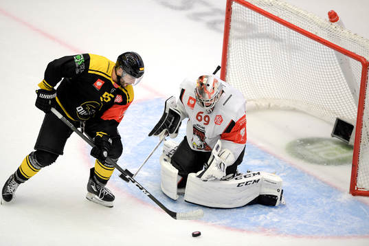 Stavanger Oilers Josh Soares och Malmö Redhawks målvakt